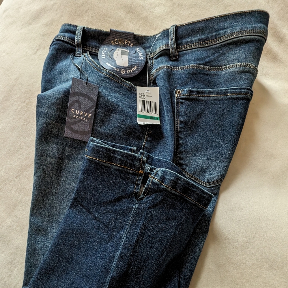 NWT Women's Curve Appeal Crop Jeans size 16